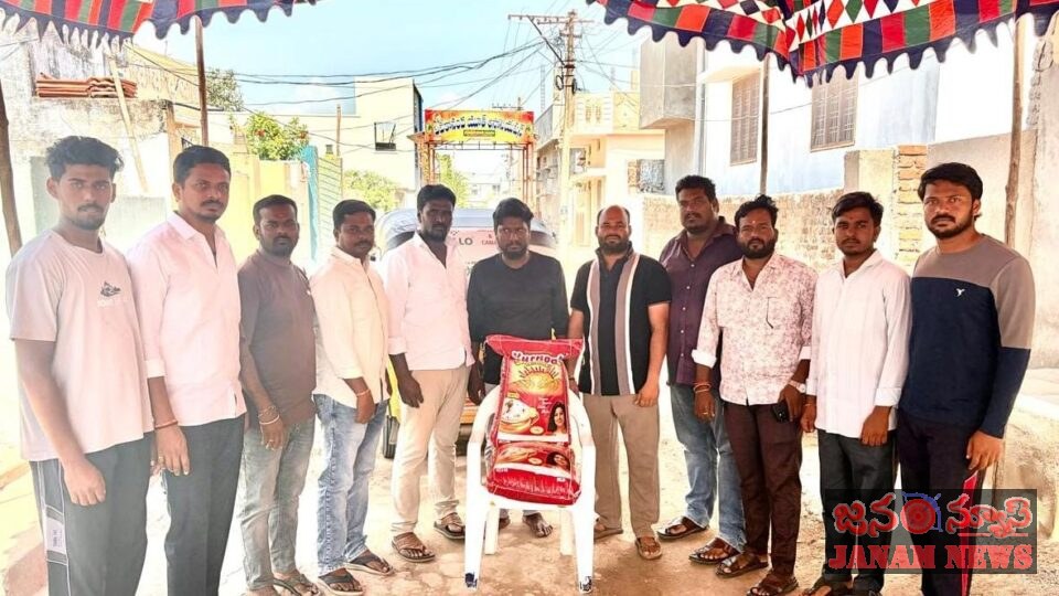 మృతుని కుటుంబానికి బియ్యం పంపిణీ. మాజీ ఎమ్మెల్యే బిక్షమయ్య గౌడ్