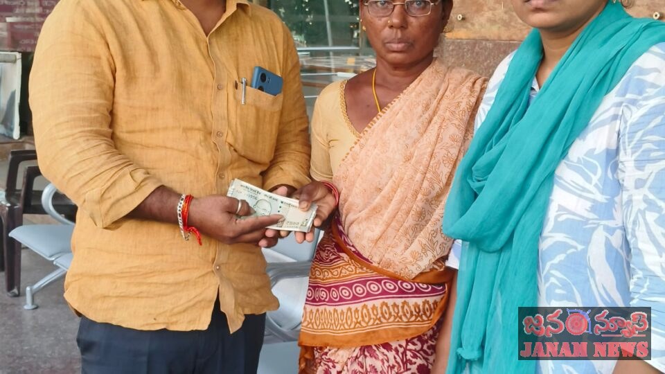 మృతిని కుటుంబాన్ని కి దాతల సహకారంతో సేకరించిన రూపాయలు 19,800/-లను అందజేసిన అమ్మ అశోక్