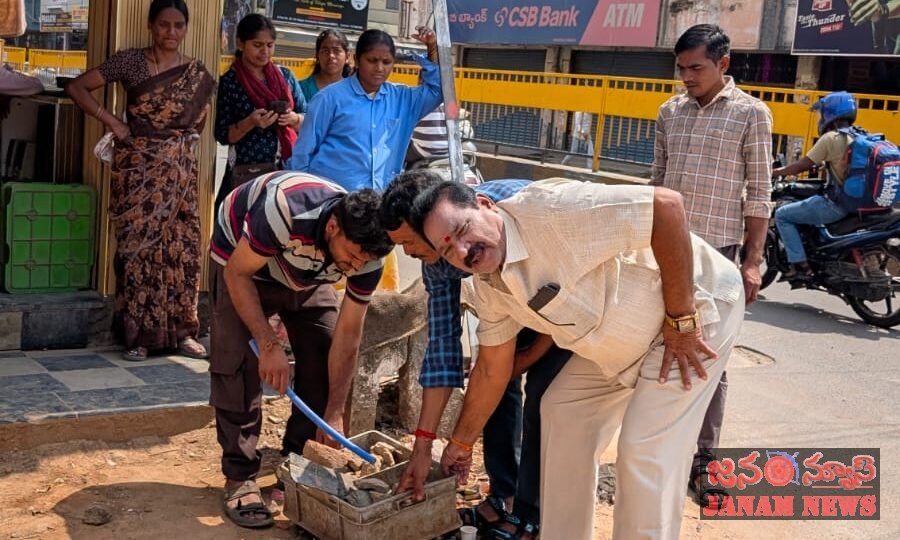 రాకపోకలకు ఇబ్బంది లేకుండా రోడ్డు శుభ్రం