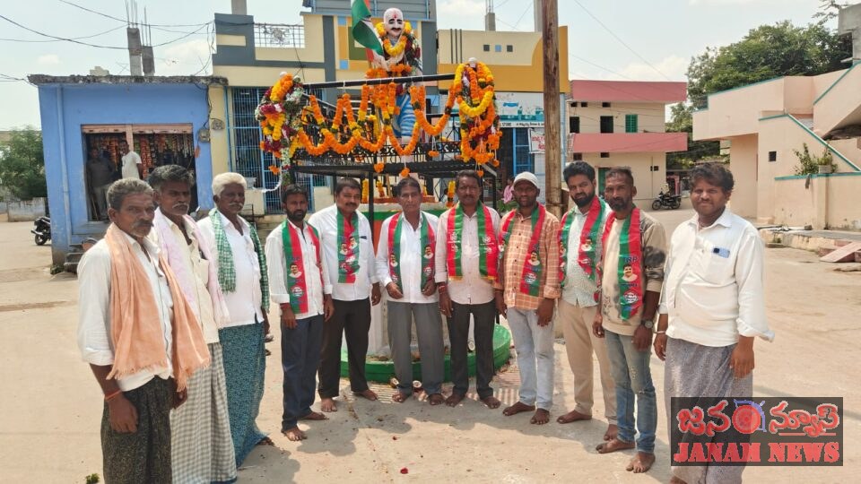 జోగులాంబ గద్వాల జిల్లా అయిజ మున్సిపాలిటీ కేంద్రంలో గాంధీజీ విగ్రహానికి పూలమాల వేసిన నివాళులర్పించారు.