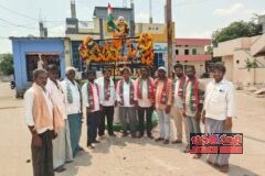 జోగులాంబ గద్వాల జిల్లా అయిజ మున్సిపాలిటీ కేంద్రంలో గాంధీజీ విగ్రహానికి పూలమాల వేసిన నివాళులర్పించారు.