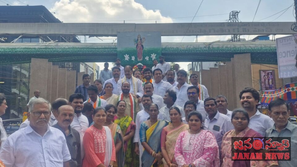గాంధీ జయంతి సందర్భంగా ఘనంగా గాంధీజీ విగ్రహాలకు పూలమాలలు