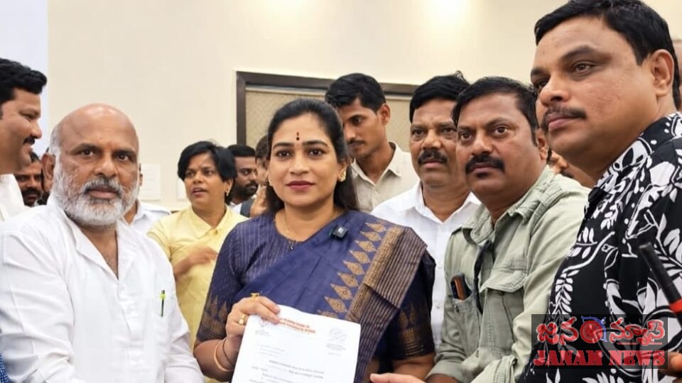హోం మంత్రి అనితకు డిమాండ్ల వినతి పత్రం అందిస్తున్న అనకాపల్లి విలేకరులు