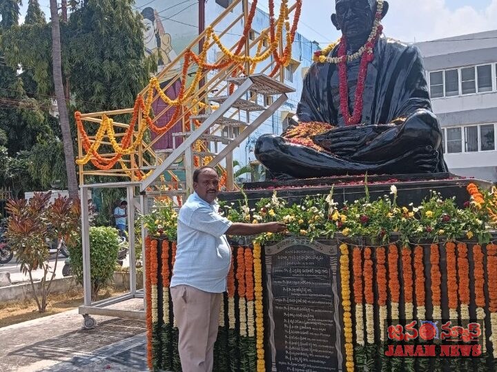 గాంధీ విగ్రహానికి పూలమాల వేసి నివాళులు అర్పించిన శంకర్