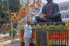 గాంధీ విగ్రహానికి పూలమాల వేసి నివాళులు అర్పించిన శంకర్