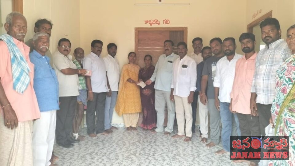 తోమాలపల్లి గ్రామ ప్రజలకి స్మార్ట్ రేషన్ కార్డుల పంపిణీ
