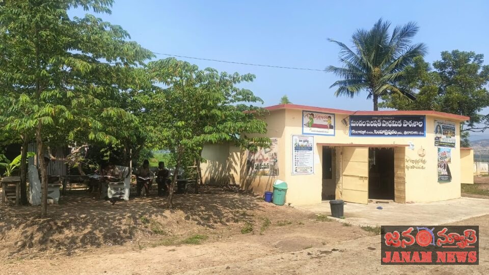 పూర్వీకుల జ్ఞాపకార్థం పాఠశాలకు బెంచీల వితరణ