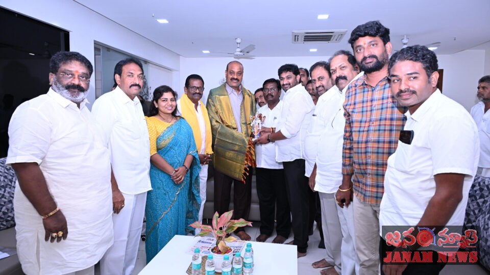 మంత్రి కింజరాపు అచ్చెన్నాయుడును సత్కరించిన కోనసీమ టిడిపి నేతలు