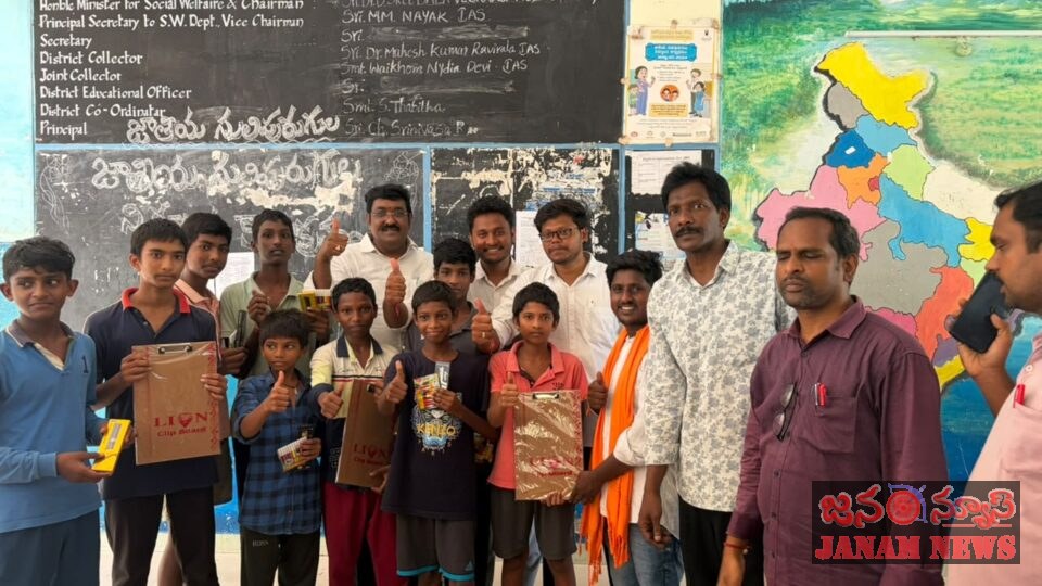 *రామచంద్రపురం రూరల్లో విద్యార్థులకు పుస్తకాలు పంపిణీ-