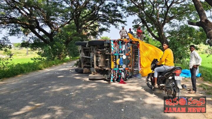 ఓవర్‌లోడ్‌తో వెళ్తున్న పత్తి ఆటో బోల్తా