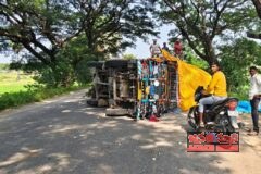 ఓవర్‌లోడ్‌తో వెళ్తున్న పత్తి ఆటో బోల్తా