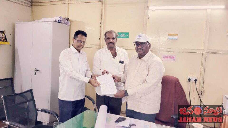 వాటర్ బోర్డ్ డి జి ఎం త్రినాథరావు కి బాధితుల తరఫున వినతిపత్రం అందజేసిన జనసేన నాయకులు