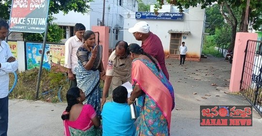 పోలీసుల విధులకు ఆటంకం కలిగించిన నలుగురిపై కేసు నమోదు