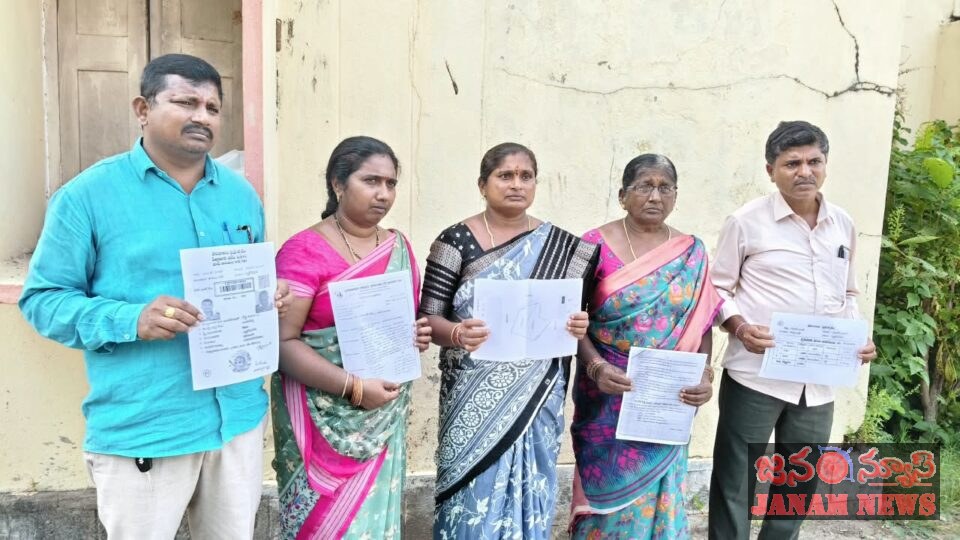 మా భూమి మాకు ఇప్పించాలని కోరుతున్నాం