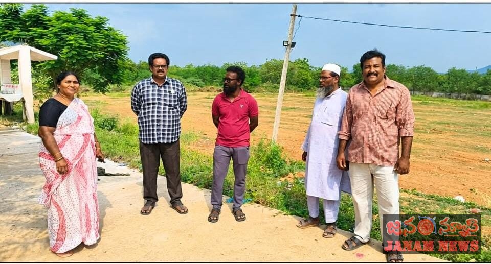 ఆడపూరు అంబేద్కర్ గురుకుల పాఠశాల మైదానాన్ని శుభ్రం చేయించిన రైల్వే కన్సల్టేటివ్ మెంబర్ రాచూరి మురళి