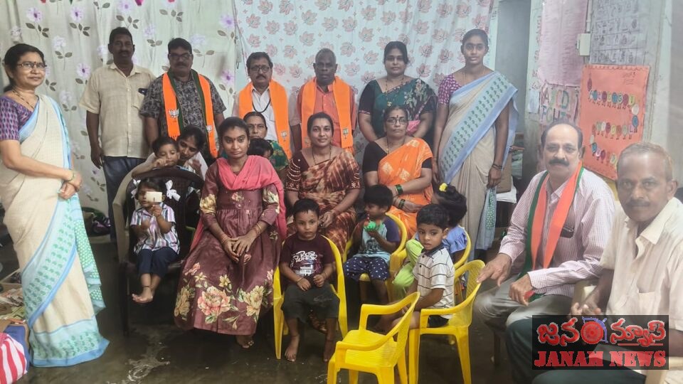 అంగన్వాడీ కేంద్రాన్ని సందర్శించిన బీజేపీ నేతలు