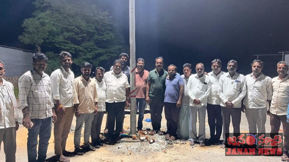 వెలుగులో జనగామ మర్రి మాందాపూర్ చౌరస్తా