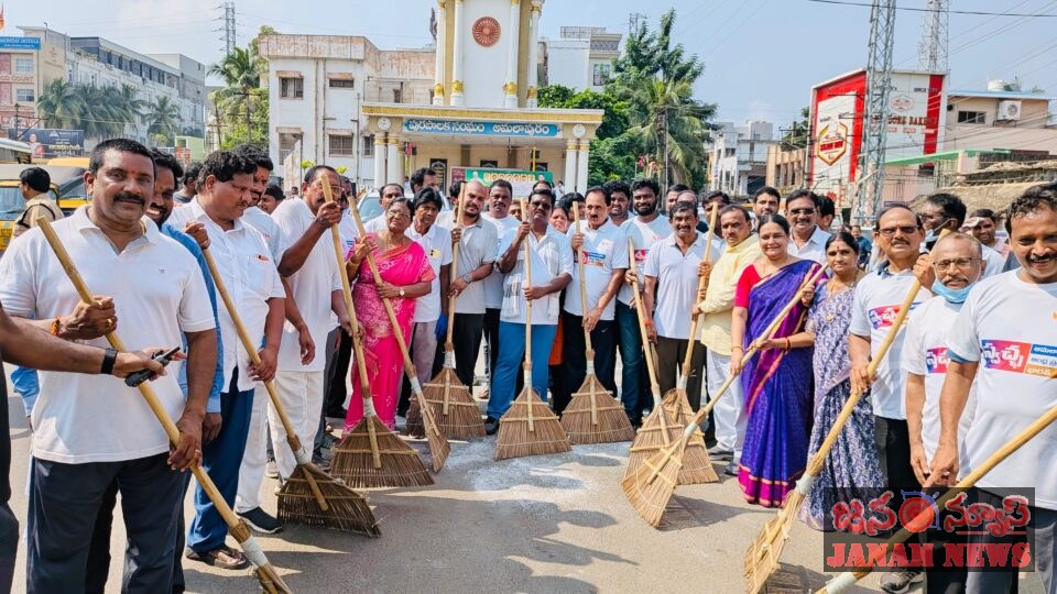 స్వచ్ఛతలో అమలాపురం రాష్ట్రంలోనే ముందుండాలి – ఎమ్మెల్యే అయితాబత్తుల ఆనందరావుచైతన్య గ్రూప్ చైర్మన్ చైతన్య రాజు, కిమ్స్ నిర్వాహకులు రవి వర్మ ఆధ్వర్యంలో 36 వార్డుల్లో 3,600 మందితో స్వచ్ఛ