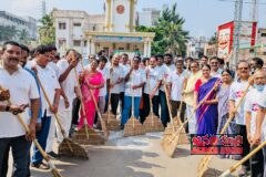 స్వచ్ఛతలో అమలాపురం రాష్ట్రంలోనే ముందుండాలి – ఎమ్మెల్యే అయితాబత్తుల ఆనందరావుచైతన్య గ్రూప్ చైర్మన్ చైతన్య రాజు, కిమ్స్ నిర్వాహకులు రవి వర్మ ఆధ్వర్యంలో 36 వార్డుల్లో 3,600 మందితో స్వచ్ఛ