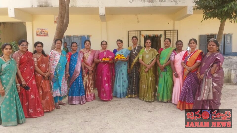 షంషీగూడ జిల్లా పరిషత్ ఉన్నత పాఠశాలలో బతుకమ్మ సంబరాలురంగురంగుల పూలతో బతుకమ్మల తయారీ.. పాటలు, ఆటపాటలతో విద్యార్థుల సందడి