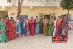 షంషీగూడ జిల్లా పరిషత్ ఉన్నత పాఠశాలలో బతుకమ్మ సంబరాలురంగురంగుల పూలతో బతుకమ్మల తయారీ.. పాటలు, ఆటపాటలతో విద్యార్థుల సందడి