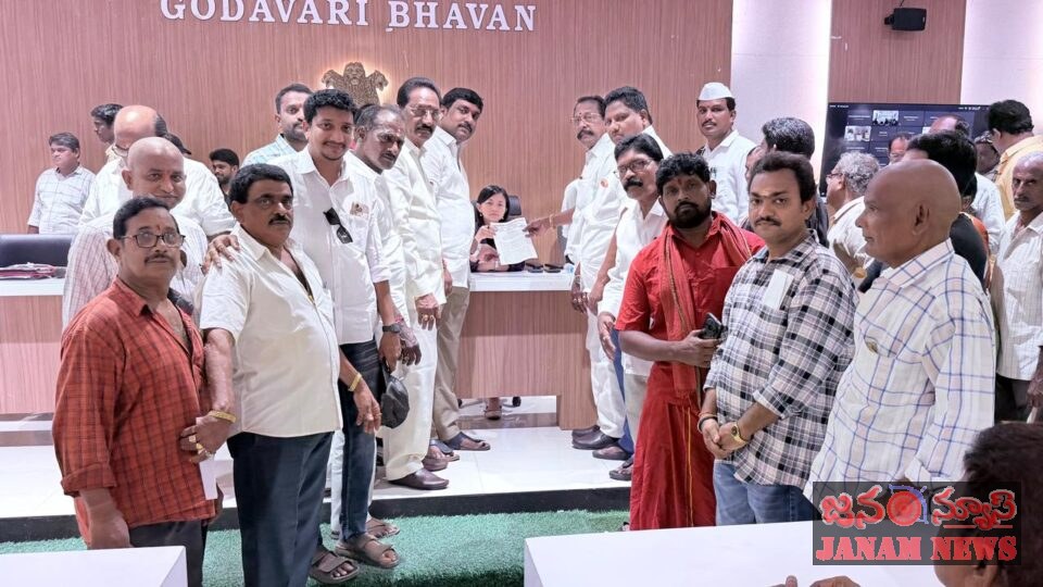 అమలాపురం కలెక్టరేట్: రైల్వే లైన్ తూర్పున వద్దు, పశ్చిమానికి మార్చండి – చాంబర్ ఆఫ్ కామర్స్ వినతి