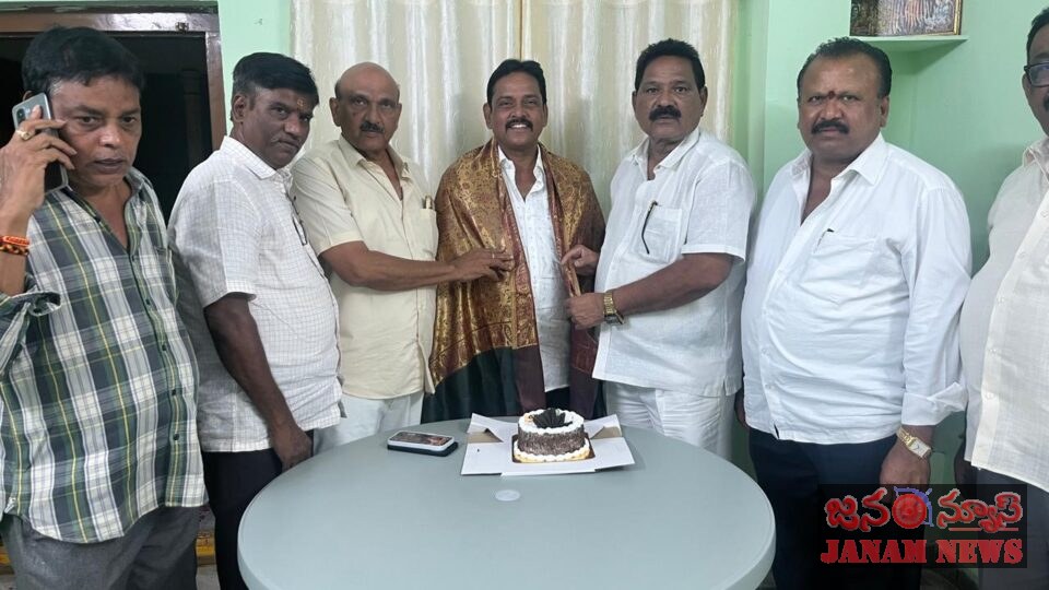 స్నేహితుడి జన్మదిన వేడుకల్లో పాల్గొని శుభాకాంక్షలు తెలిపిన జనంపల్లి పురేందర్ రెడ్డిశాలువాతో సన్మానం.. కేక్ కట్ చేసి స్వీట్లు పంపిణీ