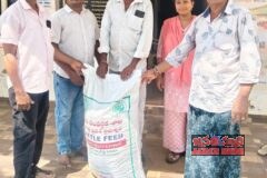 ఉప్పవరంలో రాయితీపై పశు దాణా పంపిణీ