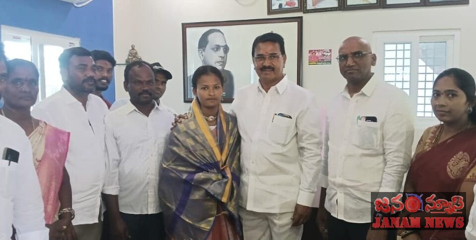 MBBS సీటు సాధించిన గణపురం రాముడు D/O గణపురం భవానీ గారిని సన్మానించిన మాజీ మంత్రివర్యులు సింగిరెడ్డి నిరంజన్ రెడ్డి గారు.