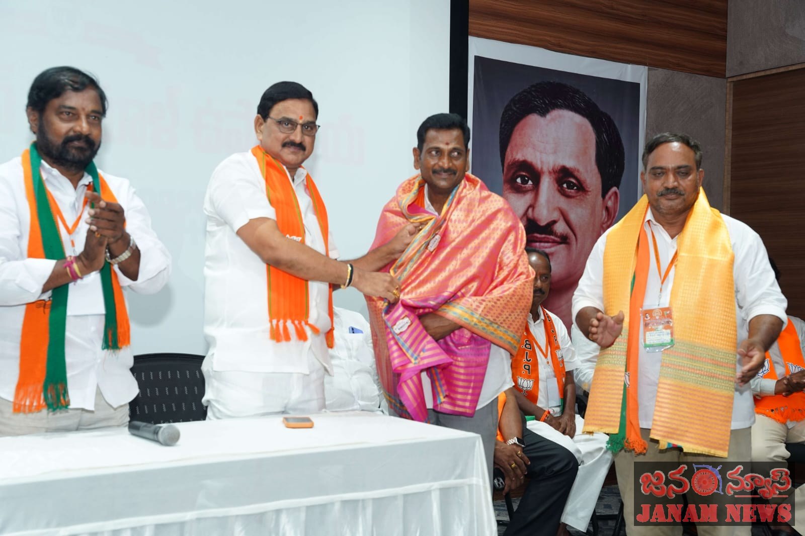 కనకరాజు ను  బండి శ్రీనివాసు ను కేంద్ర మంత్రి శ్రీనివాస వర్మ అభినందించారు