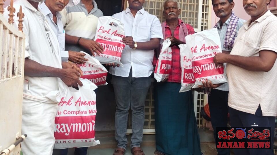 దసరా సందర్భంగా 8 మంది పారిశుధ్య కార్మికులకు దుస్తుల పంపిణీ చేసిన శ్రీశైలం వాసవి సముదాయ సత్రం కార్యదర్శి పోలేపల్లి జనార్దన్