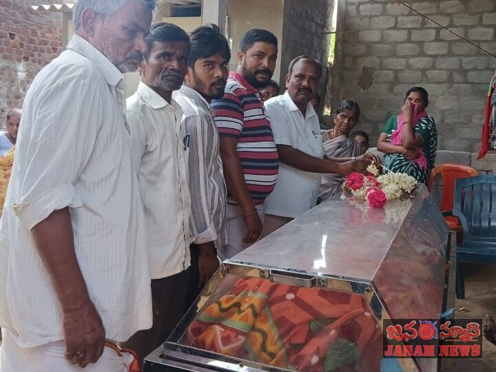 మృతి చెందిన మల్లక్క కు పూలమాలవేసి నివాళులర్పించిన తల్లి దివ్యాంగుల సేవా సమితి శంకర్