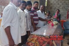 మృతి చెందిన మల్లక్క కు పూలమాలవేసి నివాళులర్పించిన తల్లి దివ్యాంగుల సేవా సమితి శంకర్