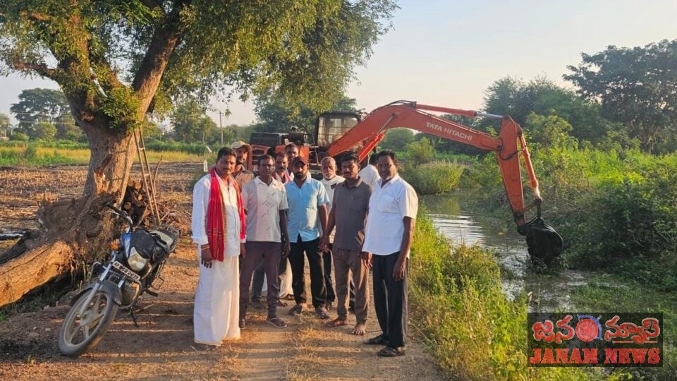 డి -19 కాలువలో చెత్త తొలగింపు.. చెరువులకు నీరందించడమే లక్ష్యం