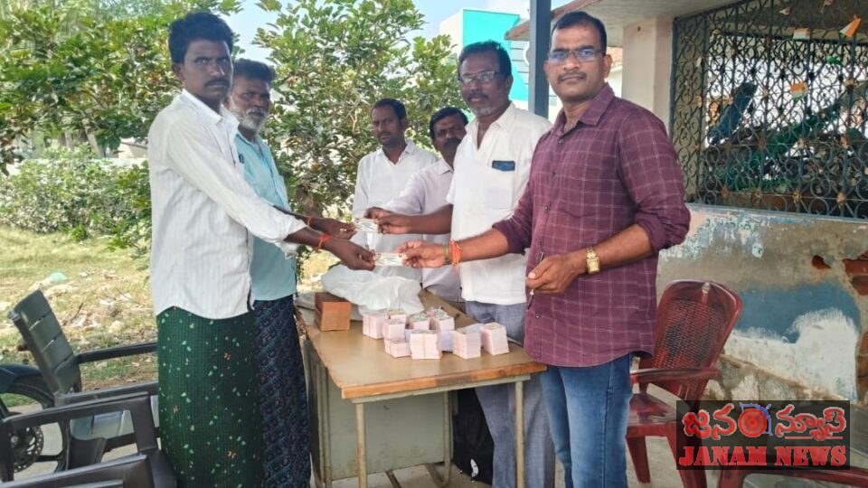 స్మార్ట్ రేషన్ కార్డులు పంపిణీ చేసిన పంచాయతీ కార్యదర్శి, జీపీఓ.