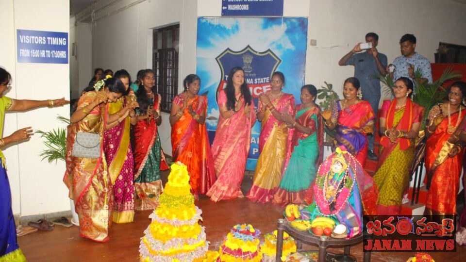 జిల్లా పోలీస్ కార్యాలయంలో ఘనంగా బతుకమ్మ సంబరాలు – జిల్లా ఎస్పీ స్నేహ మెహ్రా,