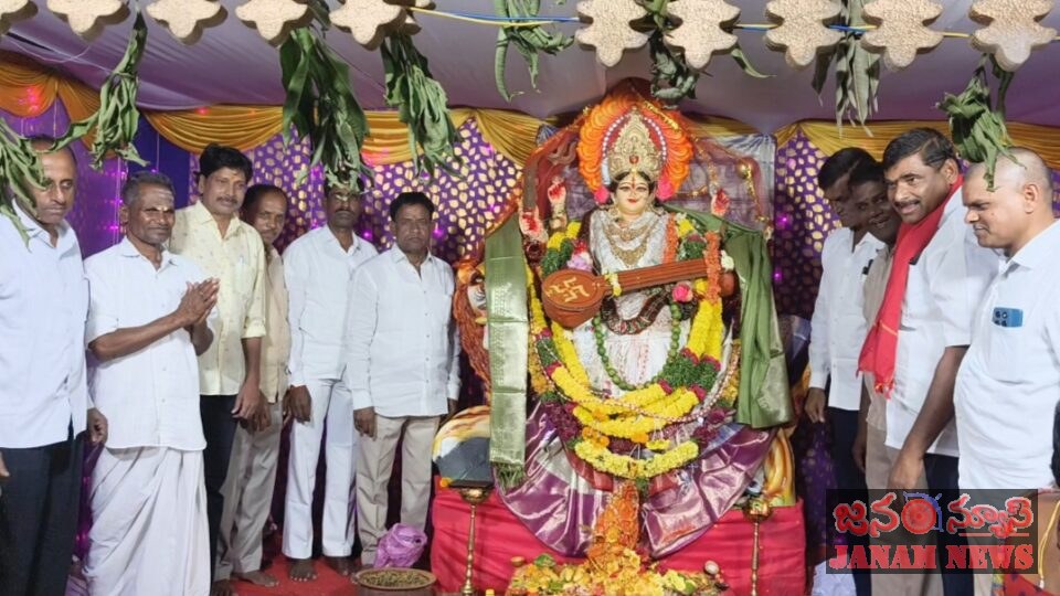 సరస్వతీ దేవి అవతారంలో భక్తులకు దర్శనమిచ్చిన అమ్మవారు