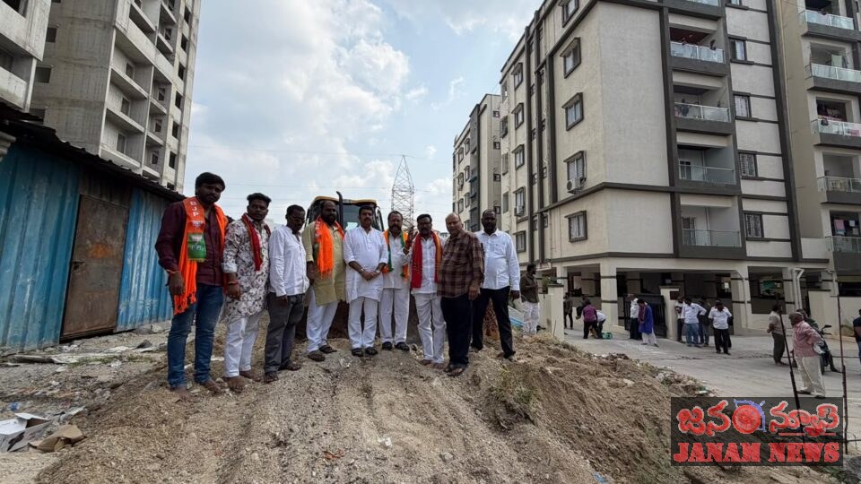 ప్రజల ట్రాఫిక్ ఇబ్బందులను తొలగించేందుకు సొంత నిధులతో రోడ్డు నిర్మాణం చేపట్టిన వడ్డేపల్లి రాజేశ్వరరావు