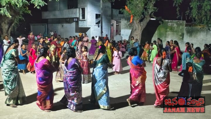 గట్టుపల్లిలో కన్నులపండువగా బతుకమ్మ సంబరాలు