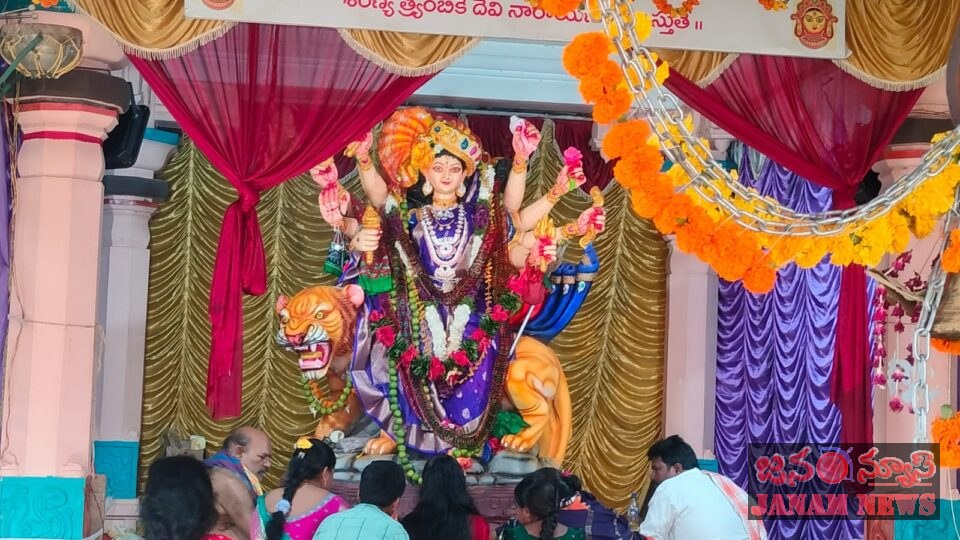 తాళ్ల రాంపూర్‌లో వైభవంగా శ్రీ మహిషాసురమర్దిని అమ్మవారి అలంకరణతొమ్మిదో అవతారంలో భక్తులకు దర్శనమిచ్చిన అమ్మవారు