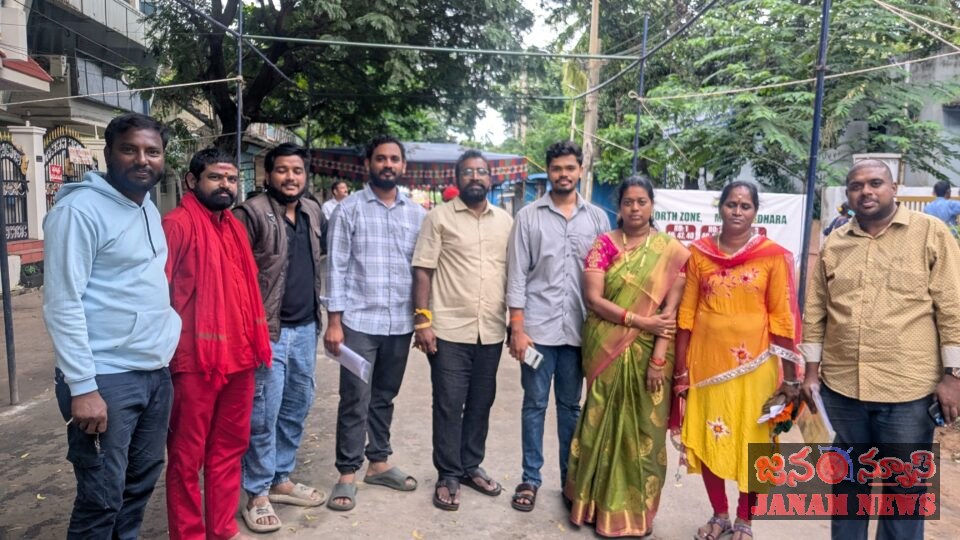 55వ వార్డులో అట్టహాసంగా ఉమా వెంకట రాఘవ కుమారి నామినేషన్ భారీ ర్యాలీతో ఎన్నికల బరిలోకి శీలం వీర వెంకట సత్యనారాయణమూర్తి సతీమణి – విద్యావంతురాలికి అవకాశం ఇవ్వాలని ప్రజలకు విజ్ఞప్తి