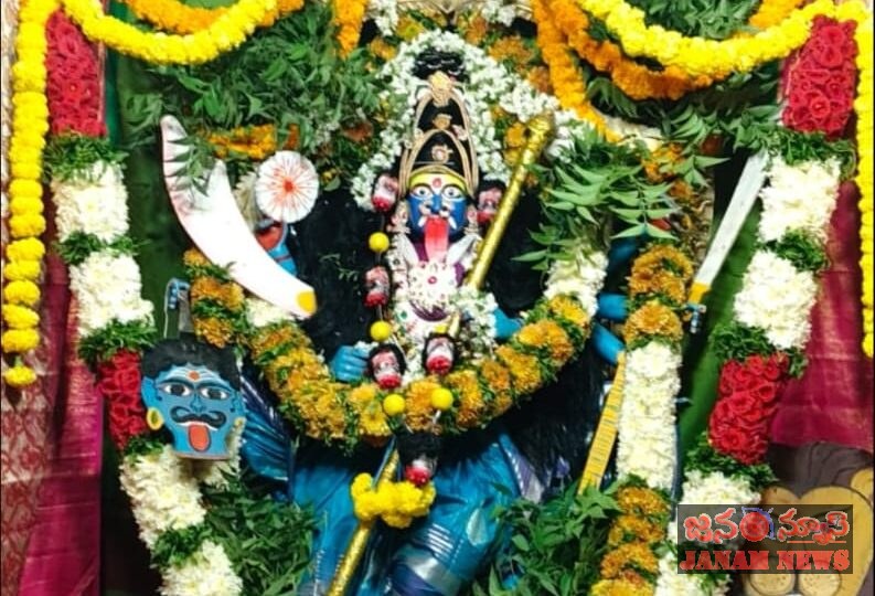 మహాకాళి అవతారంలో భక్తులకు దర్శనమిచ్చిన వాసవీ మాత