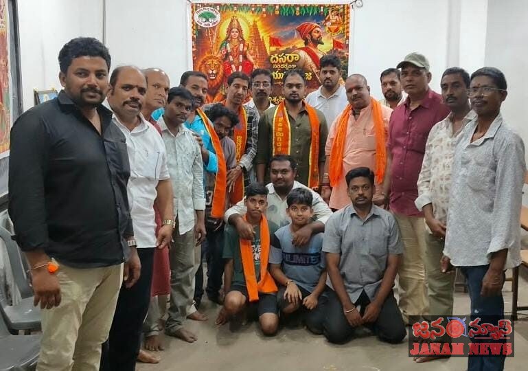 విజయదశమి వేడుకల్లో హిందూ యువశక్తికి పిలుపు అమలాపురంలో ఆయుధ పూజ ఘనంగామత్తుకు దూరంగా ఉంటూ ధర్మ పరిరక్షణకు నడుం బిగించాలి – అక్కిరెడ్డి సుబ్రమణ్యం, కస్తూరి అఖిల్