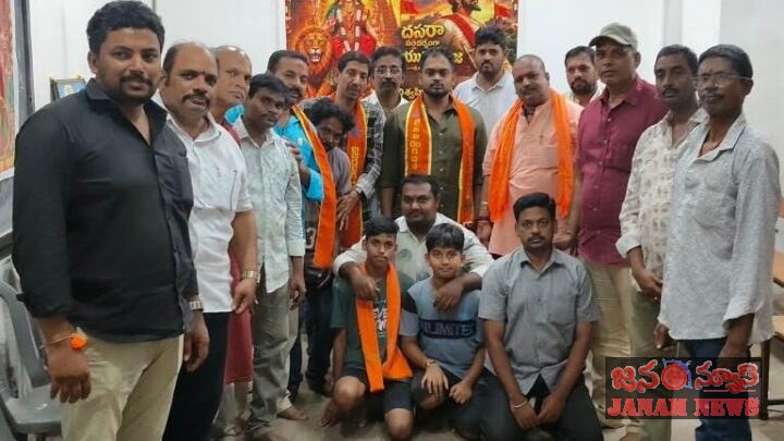 విజయదశమి వేడుకల్లో హిందూ యువశక్తికి పిలుపు అమలాపురంలో ఆయుధ పూజ ఘనంగామత్తుకు దూరంగా ఉంటూ ధర్మ పరిరక్షణకు నడుం బిగించాలి – అక్కిరెడ్డి సుబ్రమణ్యం, కస్తూరి అఖిల్