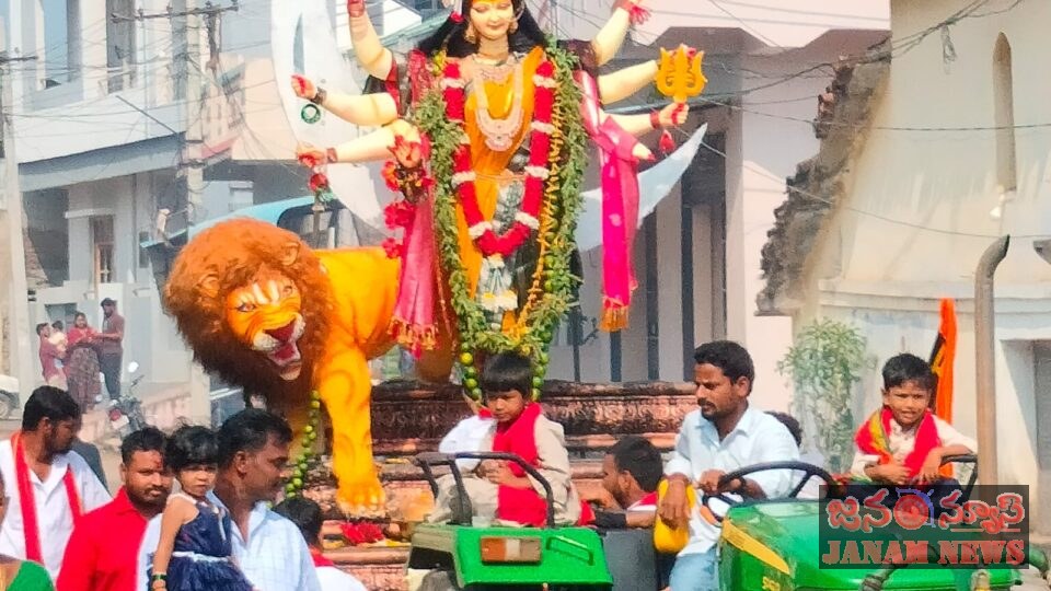 తాళ్లరాంపూర్‌లో వైభవంగా అమ్మవారి నిమజ్జనంభక్తి పాటలు, బతుకమ్మ పాటలతో మహిళల ఊరేగింపు