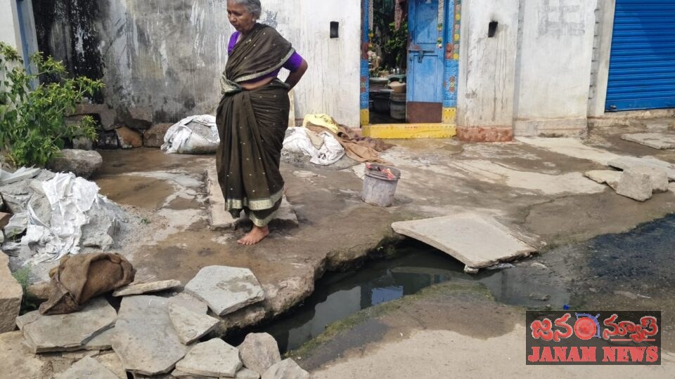 పరిగిలో పొంగిపొర్లుతున్న డ్రైనేజీ ప్రజలకు తీవ్ర ఇబ్బందులు.