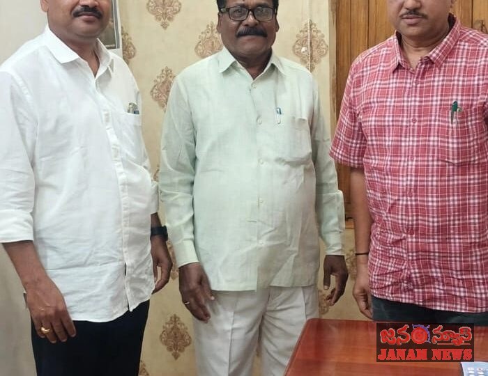 ఆర్‌డీఓ, తహసీల్దార్‌కు విజయదశమి శుభాకాంక్షలు తెలిపిన బాలరాజ్