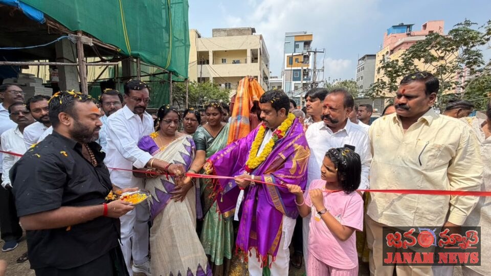 వడ్డేపల్లి రాజేశ్వరరావు సహకారంతో శక్తి నగర్‌లో మట్టి రోడ్డు నిర్మాణం.. 15 ఏళ్లుగా నిరుపయోగంగా ఉన్న రహదారికి తాత్కాలిక పరిష్కారం.