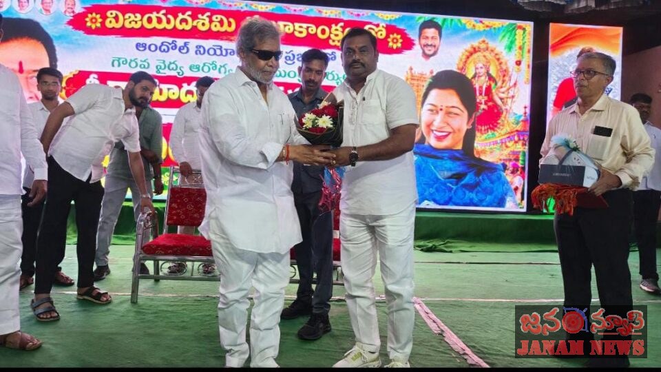 అలై బలై కార్యక్రమానికి విచ్చేసిన మంత్రి గారికి పుష్పగుచ్చం అందించిన వైస్ చైర్మన్