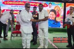 అలై బలై కార్యక్రమానికి విచ్చేసిన మంత్రి గారికి పుష్పగుచ్చం అందించిన వైస్ చైర్మన్